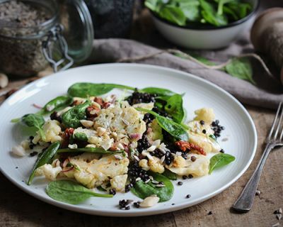 Blumenkohl-Belugalinsen-Salat mit Spinat & Mandeln