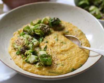 Frische Polenta mit geröstetem Rosenkohl