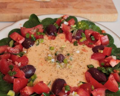 Hummus mit Oliven an Salat