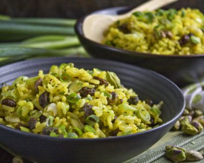 Curry-Reis-Salat mit Rosinen und Pistazien