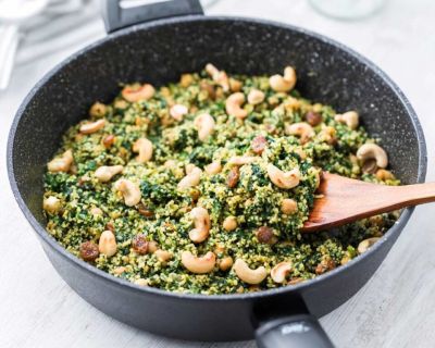 Vegane Couscous Pfanne mit Kichererbsen und Spinat