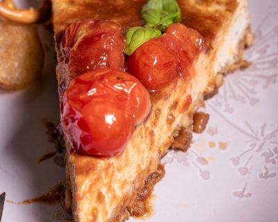 Herzhafter Käsekuchen mit Rösttomaten-Topping – vegan