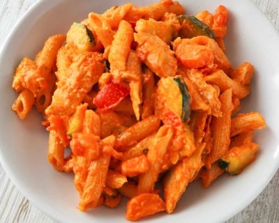 Vegane Hähnchenpfanne mit Nudeln und Gemüse