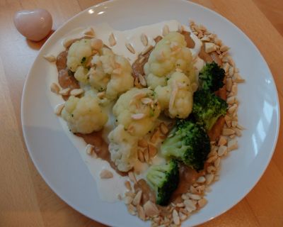 Brokkoli und Blumenkohl auf einem Tomatenspiegel