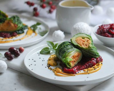 Wirsingrouladen mit Kürbis auf Cranberry-Chutney und Kurkuma-Soße