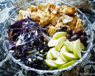 Gebackener Blumen-Rotkohl-Salat mit Tahindressing, Kalamata-Oliven und getrockneten Kirschen