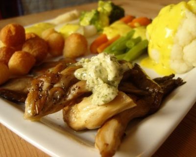 Austernpilze mit Kräutermargarine, Gemüse, Kroketten und Sauce Bernaise