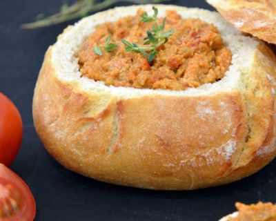 Antipasti-Aufstrich im Sauerteigbrötchen (vegan)