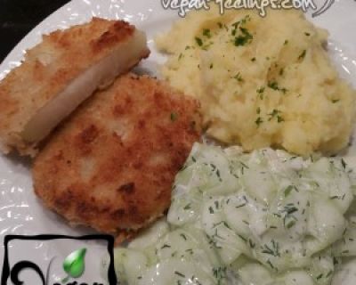 Kohlrabischnitzel mit Stampfkartoffeln und Gurkensalat (vegan)