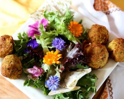 Veganes Picknick mit Blütensalat, Grillpaprika, Falafeln