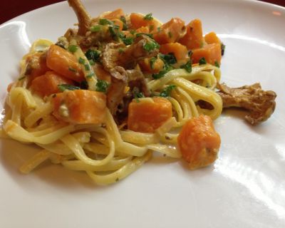 Herbst-Pasta mit Pfifferlingen und Kürbis