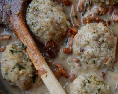 Semmelknödel mit Pfifferlingen