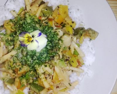 Reis mit Kokos-Curry-Gemüse