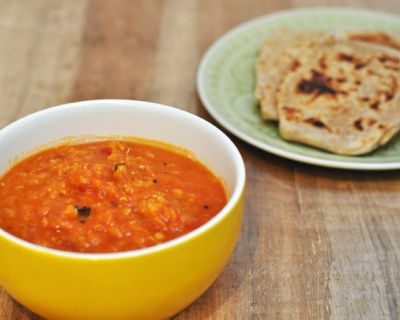 rote Linsensuppe mit Paratha