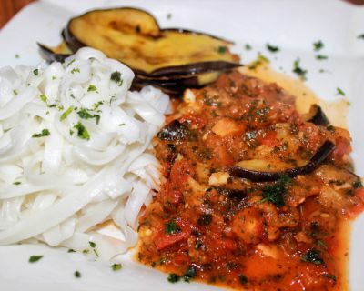 Aubergine-Tomaten-Pfanne mit Reisnudeln