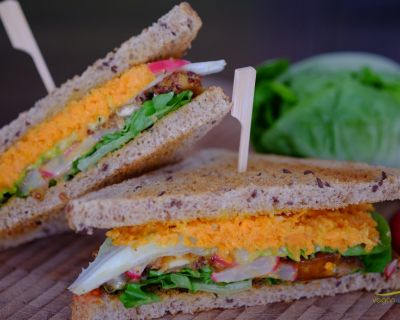 herzhaftes veganes Sandwich mit Gemüse-Senf-Variation