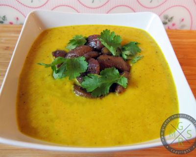 Pikante Senf-Curry-Suppe mit Maronen-Koriander-Topping
