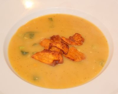 Doppelte Kartoffelsuppe mit Süßkartoffel-Chips