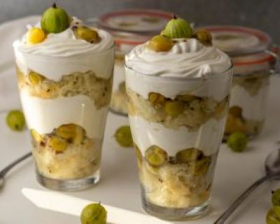 Stachelbeer Trifle mit Vanille Biskuit und Sahnejoghurtcreme