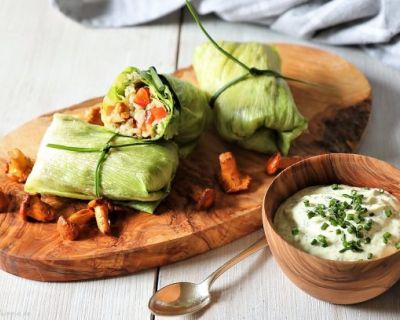 Reissalatröllchen mit Pfifferlingen und Kräuterdip