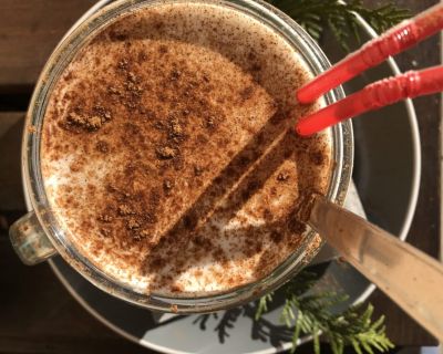 Apfelstrudel-Smoothie mit Zimt und Kokossahne