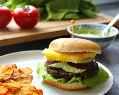 Bohnen-Burger mit Avocado-Mayo-Dip