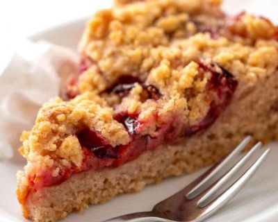 Saftiger veganer Zwetschgenkuchen mit Rührteig und Streuseln