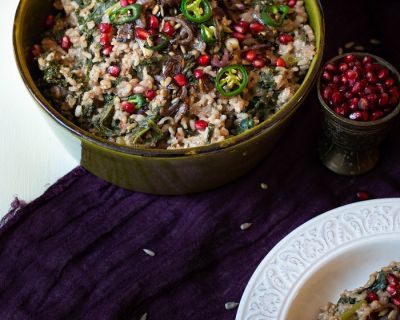 würziges Vollreis-Risotto mit Grünkohl, Oliven und feinem Topping aus Zwiebeln, Sonnenblumenkernen und Granatapfel / healthy risotto with kale and olives and a savory onion, sunflower seed and pomegranate topping 