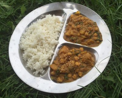 Indisches Curry mit Kichererbsen und Spinat