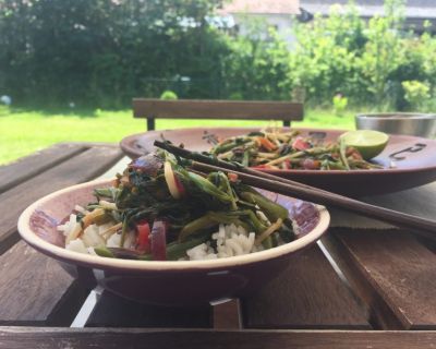 Wasserspinat mit Sojasauce (Fried Morning Glory)