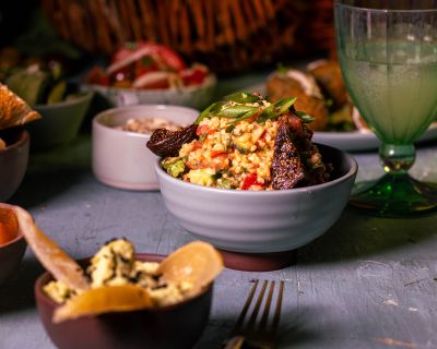 Bulgursalat mit Kefir und getrockneten Feigen