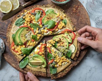 Bunte Pizza mit Zucchini-Boden