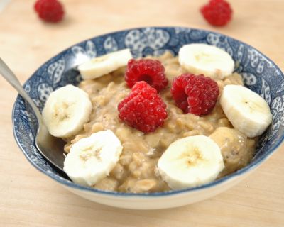 Bananen-Erdnuss Porridge