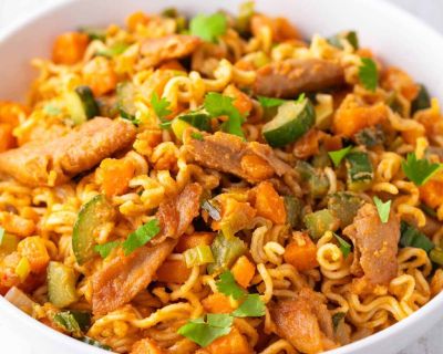 Mie Nudeln mit Möhren, Gurke und veganem Hähnchen