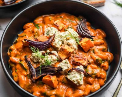 Weiße Bohnen in Knoblauch-Süßkartoffel-Sauce