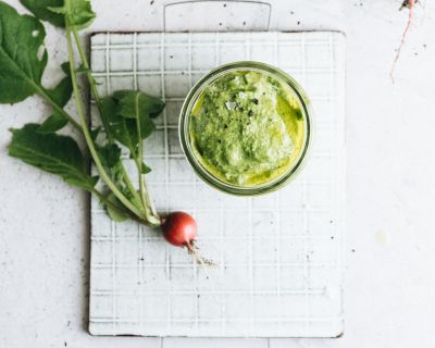 Rezept für Radieschengrün-Pesto – Weil Radieschenblätter zu gut für den Kompost sind