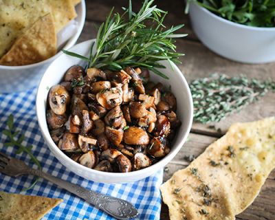 Gebratene Champignons mit Crèma Balsamico & Pizzabrot