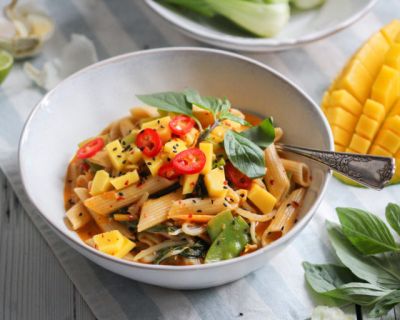 Vegane Asia-Pasta mit Mango