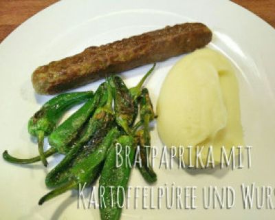 Spanische Bratpaprika (Pimientos de Padrón) mit Kartoffelpüree und Wurst