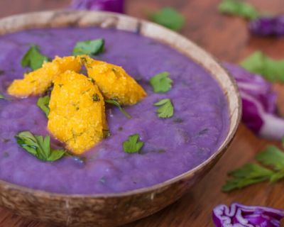 Einfache vegane Rotkohlsuppe mit Polenta Nocken