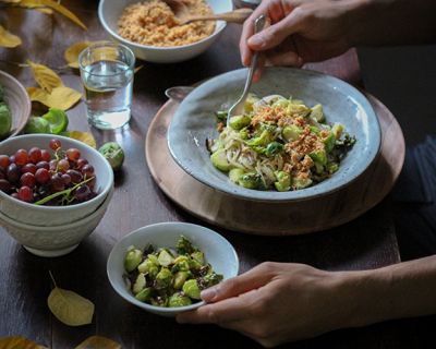 Pasta mit Rosenkohl-Pesto & gerösteten Bröseln