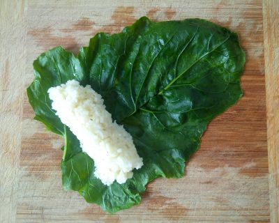 Kohlrabi-Blätter Rezept: Als vegane Gemüsebeilage oder mit Reis gefüllt, wie Sushi.