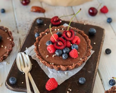 Roh vegane Schokotarte mit Beeren