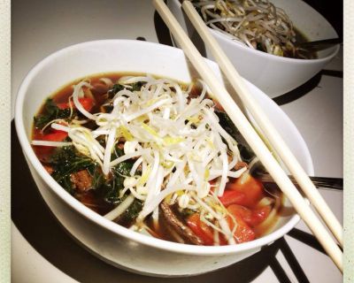 Reisbandnudel-Suppe nach vietnamesischer Art