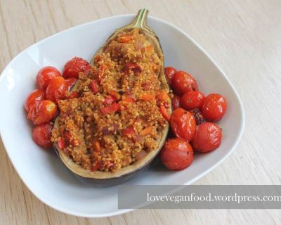 Aubergine mit bunter Quinoa-Füllung und Kirschtomaten