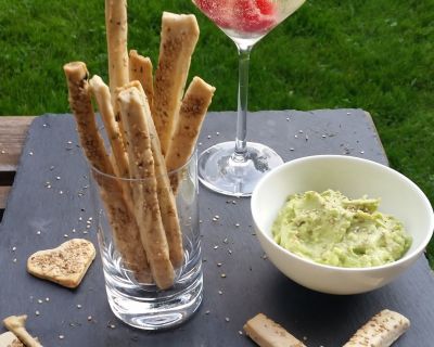 Salzige Sesam – Thymian – Stangerl mit Avocado Dip