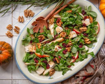 Herbstlicher Vogerlsalat mit Birne, Walnüssen und veganem Camembert