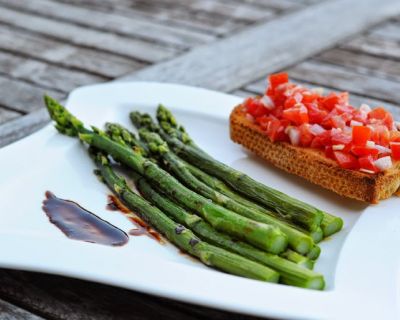 Grüner Spargel an Balsamicoreduktion mit Tomatenbruschetta