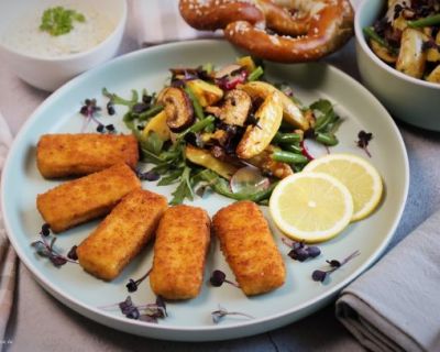 Herbstlicher Ofenkartoffelsalat mit veganen „Fisch“stäbchen