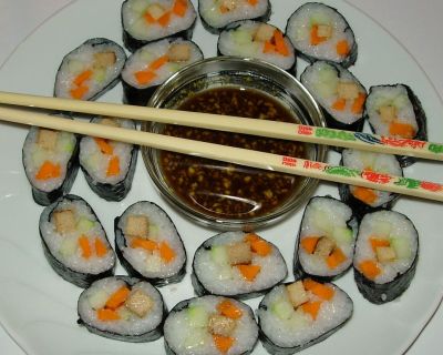 Maki-Sushi mit karamellisiertem Räuchertofu